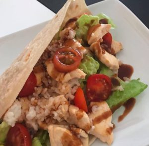 Kebab casero de pollo y arroz