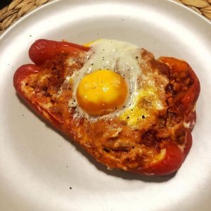 PIMIENTO RELLENO DE POLLO, QUESO Y HUEVO