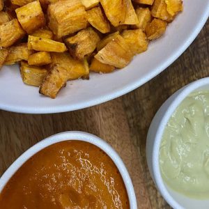 BATATAS BRAVAS CON SALSA BRAVA SALUDABLE Y ALI OLI DE AGUACATE