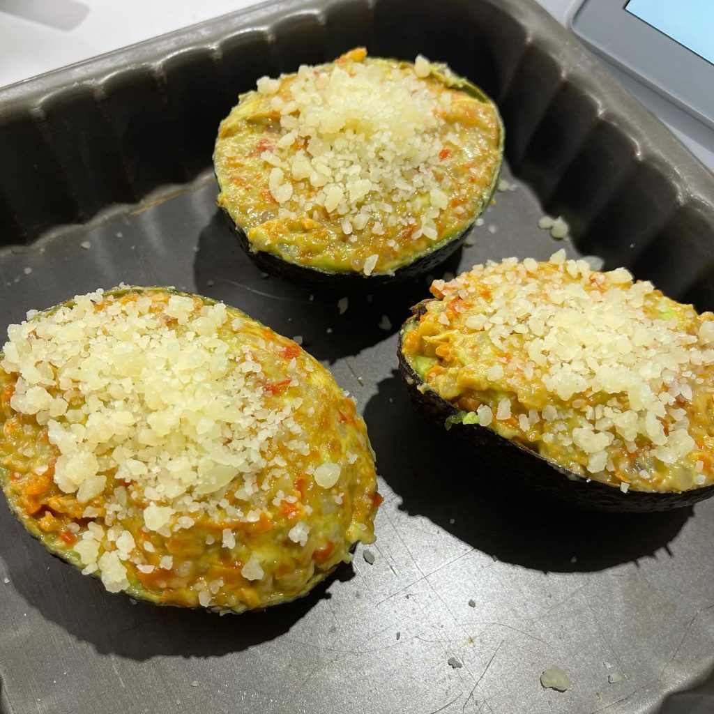 Aguacates rellenos de queso saludables receta completa