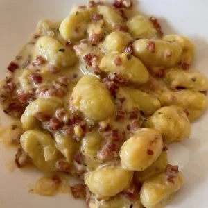 Gnochis carbonara por pasos