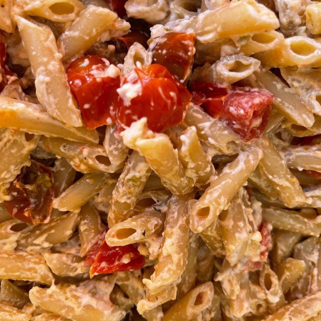PASTA CON QUESO FETA Y TOMATES CHERRY
