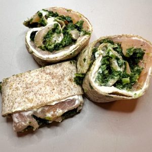 ROLLITOS DE SALMÓN, ESPINACAS Y QUESO FIT