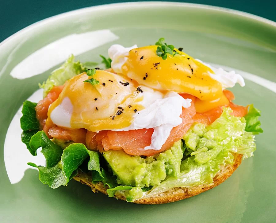 Tostas salmón con huevo de codorniz y aguacate